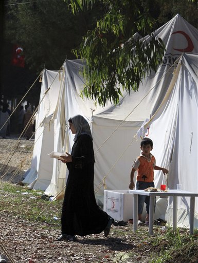 Thousands of Syrians Refugees Stream into Turkey