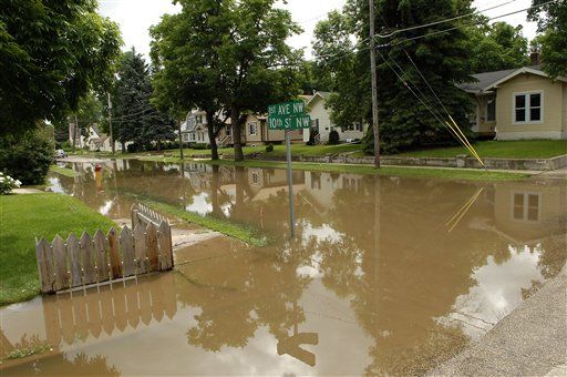 Minot, North Dakota, Braces for 'Catastrophic' Flooding as Thousands Evacuate