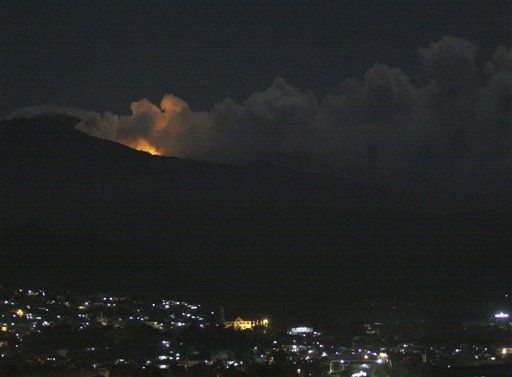 Thousands Flee as Indonesian's Mount Lokon Volcano Erupts
