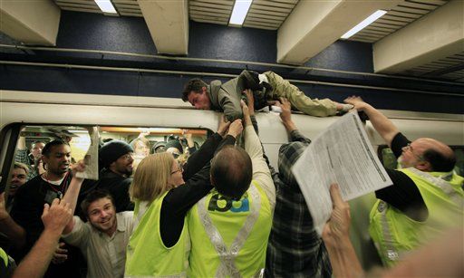 San Francisco Subway Cuts Cell Service to Foil Protest