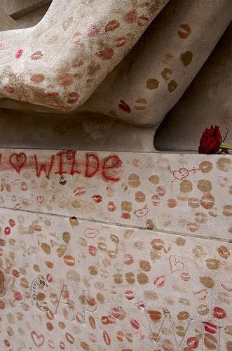 Oscar Wilde Lovers Get the Kiss Off at Tomb