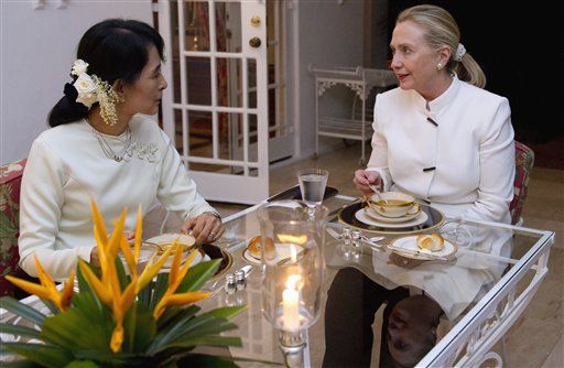 Hillary Clinton Dines With Burma Opposition Leader Aung San Suu-Kyi