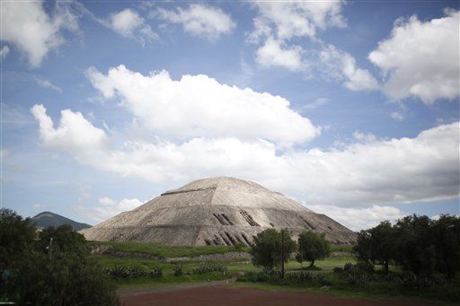 Team Digs Up Mexican Pyramid's First Offerings