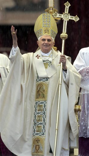Pope Hails Easter Conversions