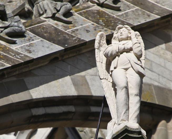 Netherlands' Angel Statue Will Take Your Call