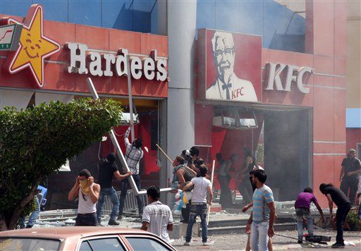 2 Dead in Tunisia; US Restaurants Burned
