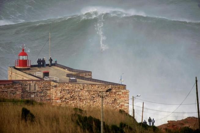 100-Foot Wave? Maybe, for US Surfer