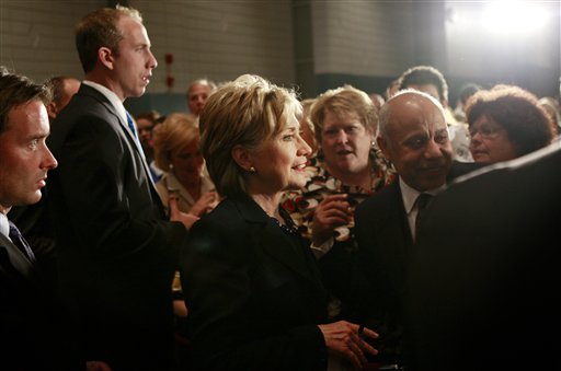Clinton Touts Leadership, but Her Campaign Lacks It