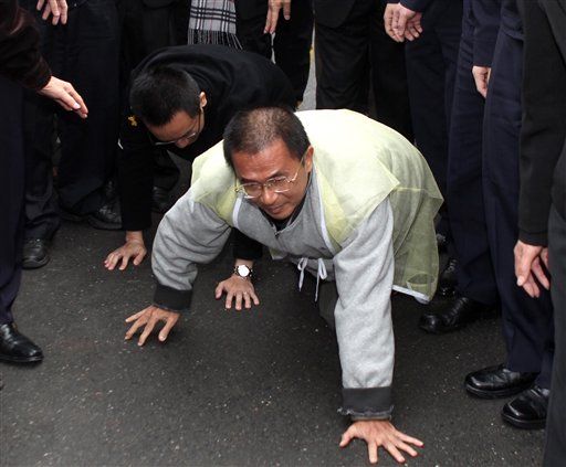 Taiwan's Ex-President Tries to Kill Self—With a Towel