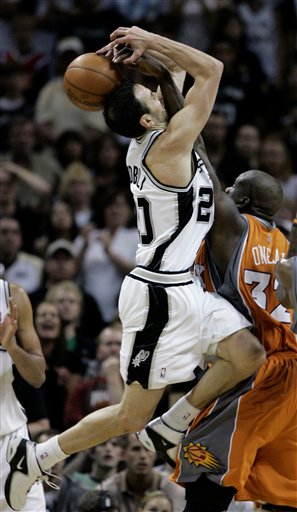 Duncan Carries Spurs to Game 1 Win Over Suns
