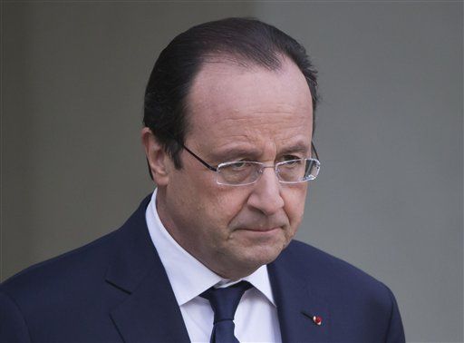 Hollande Critic Unloads Tons of Manure at Parliament
