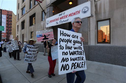 Detroit Protesters Try to Block Water Shutoff Trucks