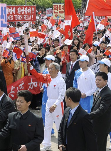 Thousands Cheer Torch in N. Korea