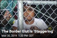 Migrants Glut Texas in &#39;Staggering&#39; Border Scene