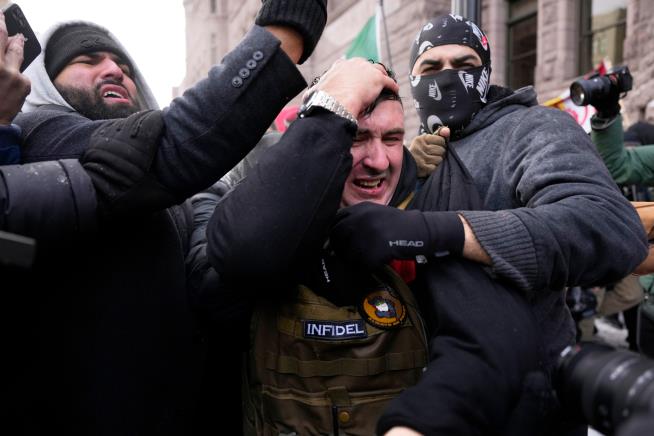 Counter protesters chase off conservative influencer during Minneapolis immigration crackdown