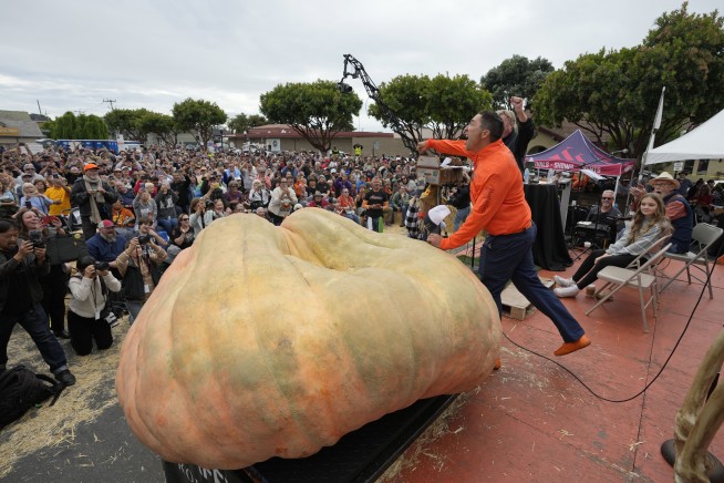 Pumpkin weighing 2,749 pounds wins California contest, sets world record for biggest gourd
