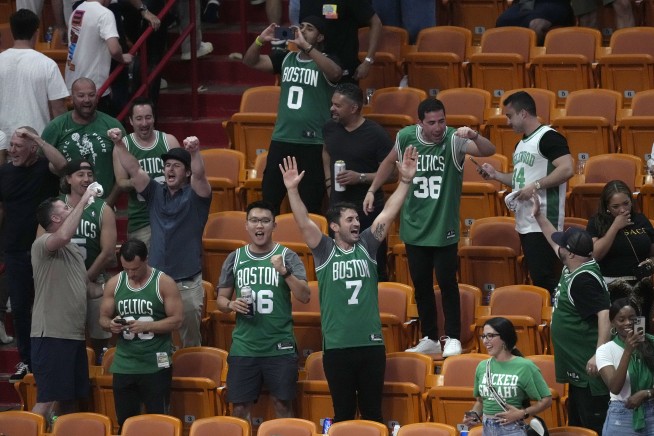 White's putback as time expires lifts Celtics past Heat, forces Game 7 in East finals