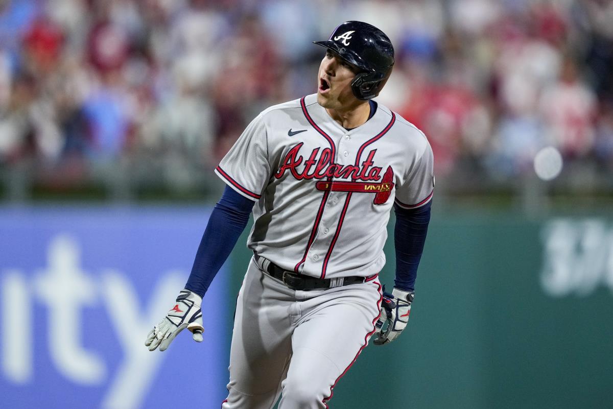 Braves Mascot Blooper Breaks Character To Yell At Phillies Fans