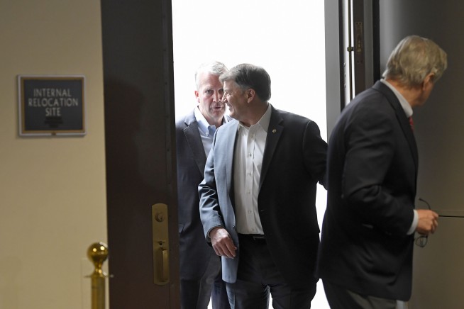 Trump moves on invoking powers to spur virus supplies