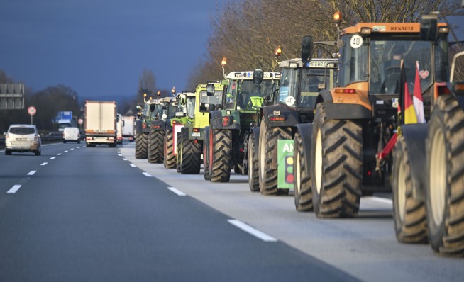 German farmers block roads with tractors and stage protests against plan to scrap diesel tax breaks
