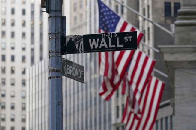 Stocks stall as Wall Street wraps up bumpy week of trading