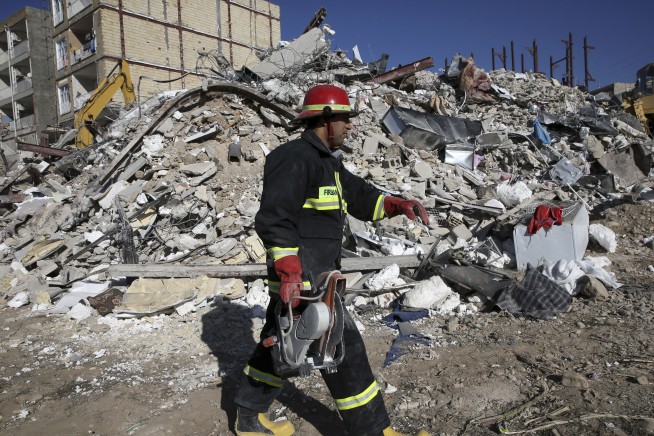 Rescuers search debris after Iran-Iraq quake kills over 530