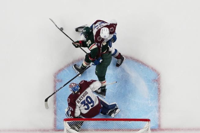 Avs make their first goalie change by pulling Wedgewood for Blackwood during Game 3 in loss to Wild