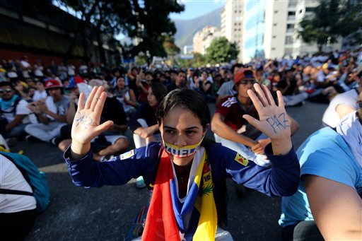 Maduro expels 3 US officials amid protest tensions