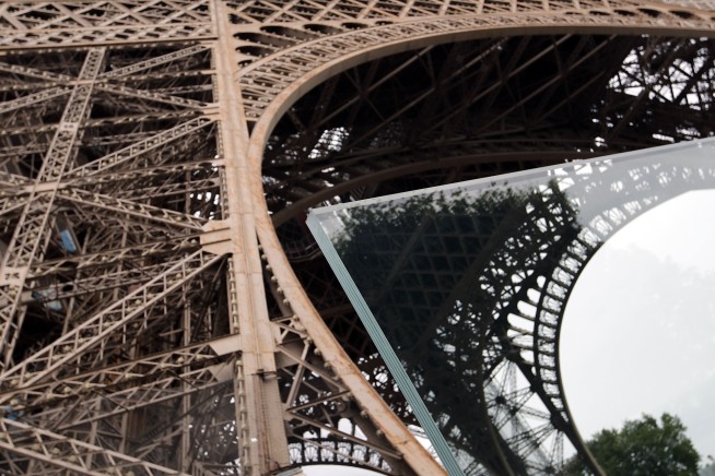 Glass walls, not metal fencing, to surround Eiffel Tower
