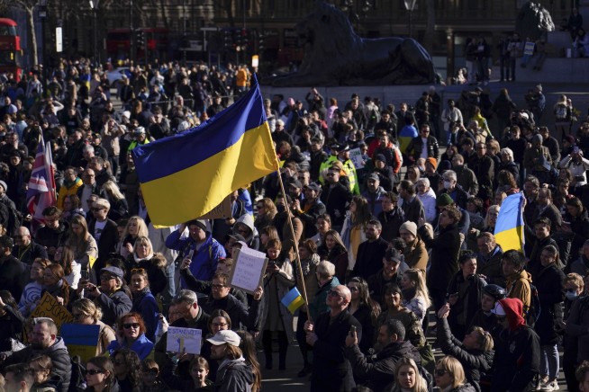 Live updates: Protesters in France denounce Vladimir Putin