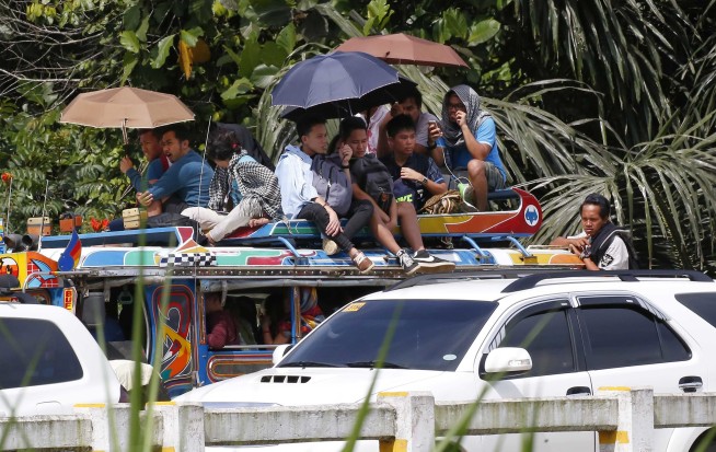 Soldiers try to restore order in besieged Philippine city