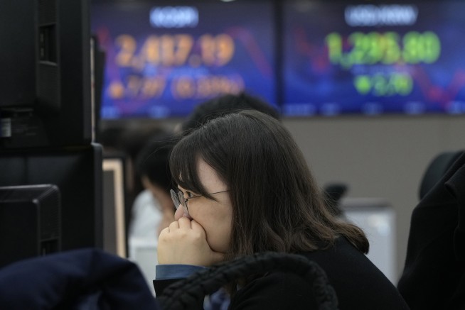 Asian shares mostly rise on relief over US bank strength