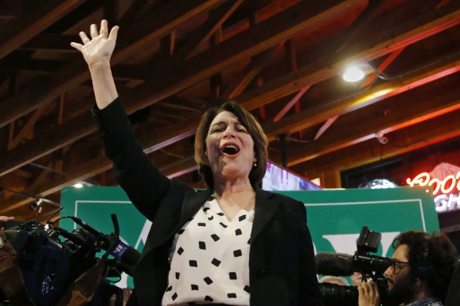 Iowans begin caucus voting, may clarify Democratic field