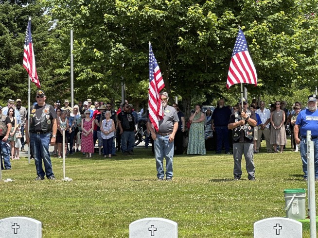 A US veteran died at a nursing home, abandoned. Hundreds of strangers came to say goodbye
