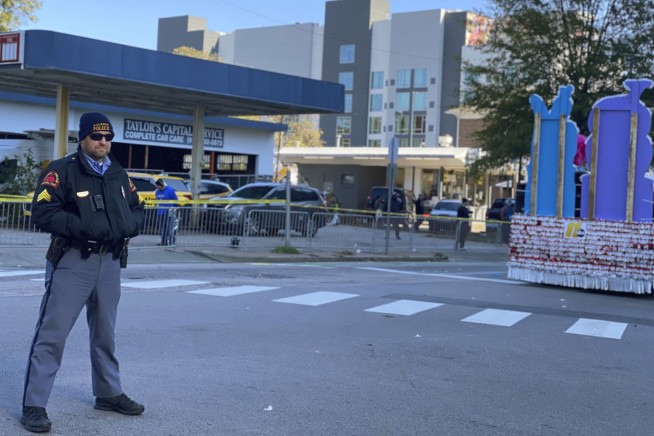 Truck in North Carolina holiday parade crashes, kills girl