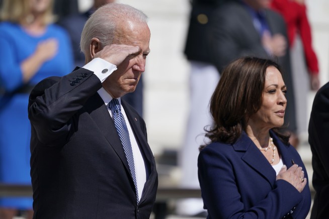 Biden commemorates war dead at Arlington National Cemetery