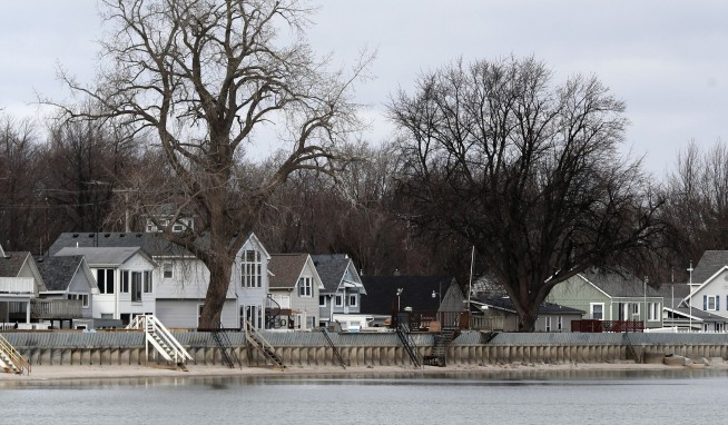 High water wreaks havoc on Great Lakes, swamping communities