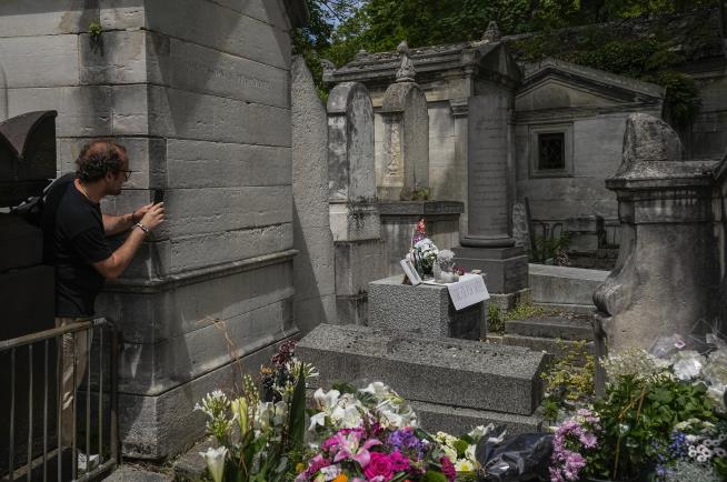 50 years after his death, fans honor Jim Morrison in Paris ...