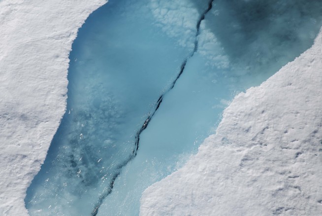 Ship sets record for earliest crossing of Northwest Passage