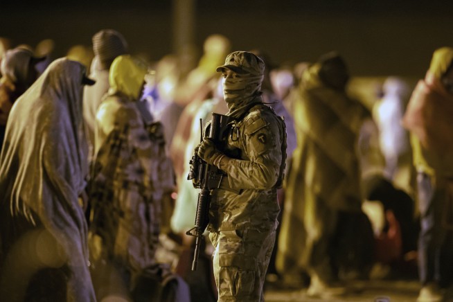 Migrants rush across US border in final hours before Title 42 expires