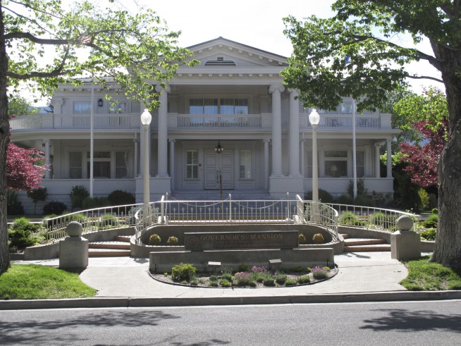 Nevada to reopen casinos June 4, welcoming tourists again