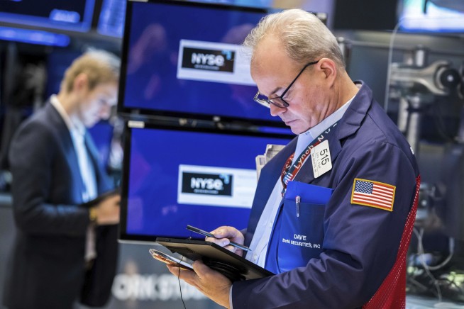 Stocks end lower, ending market's worst quarter in 2 years