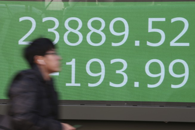 US stocks close lower amid jitters over virus outbreak