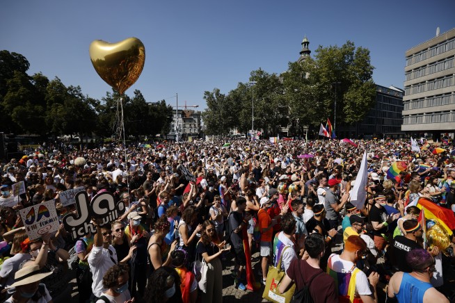 Tens of thousands protest for gay marriage in Switzerland
