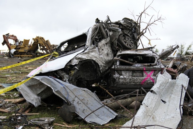 5 dead and at least 35 hurt as tornadoes ripped through Iowa, officials say