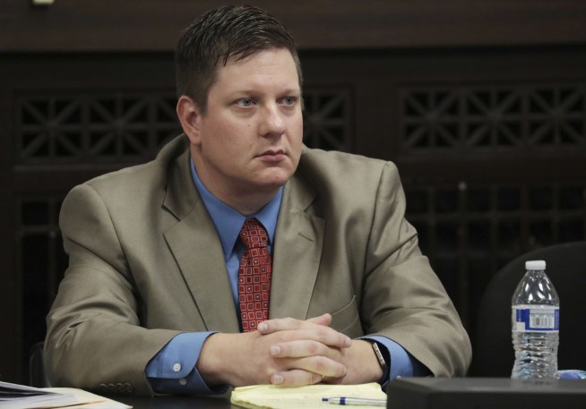 Court lets Chicago cop's sentence stand in teen's shooting