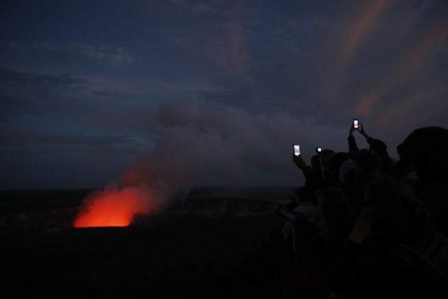 Noisy Hawaiian volcano lava fissure prompts more evacuations