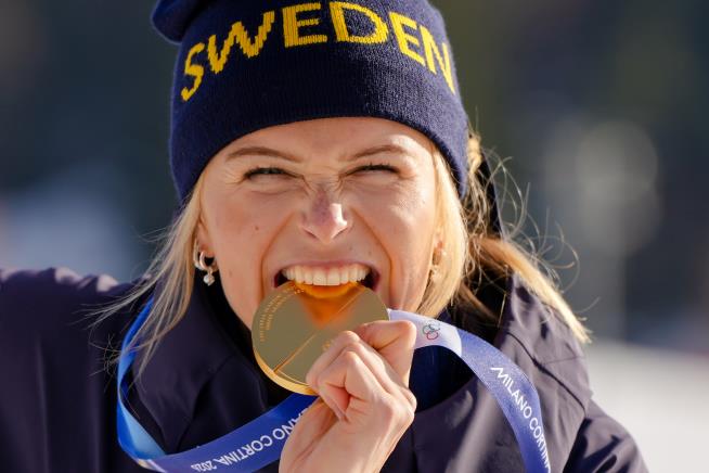 American Jessie Diggins fights injury to take bronze in race dominated by Sweden at Winter Olympics