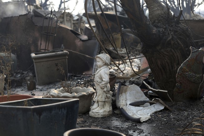 Death toll hits 25 from wildfires at both ends of California
