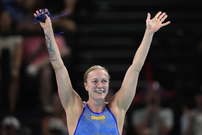 On a wild final night of swimming, U.S. sets two world records, edges Australia in gold-medal race